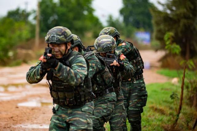 武警去特戰(zhàn)之路，挑戰(zhàn)與機遇并存，難嗎？，武警特戰(zhàn)之路，挑戰(zhàn)與機遇并存，難關(guān)重重，勇往直前！
