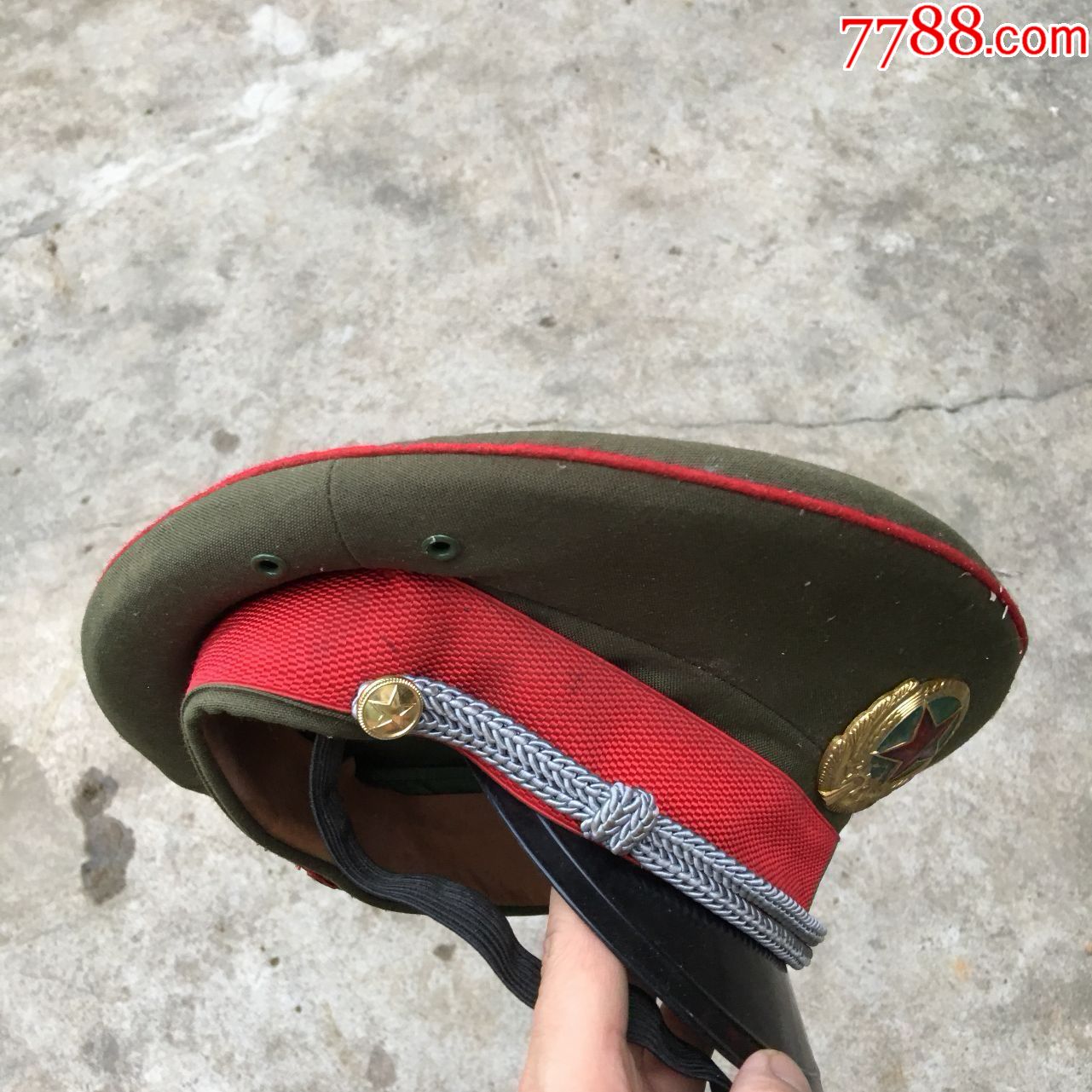 軍官與士官帽子圖片，歷史、象征與差異，軍官與士官帽子詳解，歷史背景、象征意義及差異圖片展示
