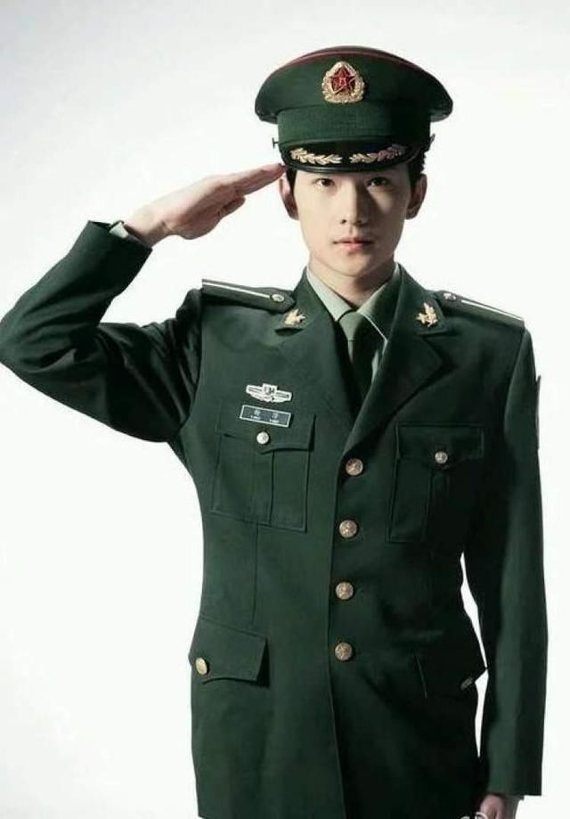 現(xiàn)役軍裝圖片，展現(xiàn)軍隊風(fēng)采與力量，現(xiàn)役軍裝風(fēng)采，展現(xiàn)軍隊力量與榮耀的壯麗畫卷