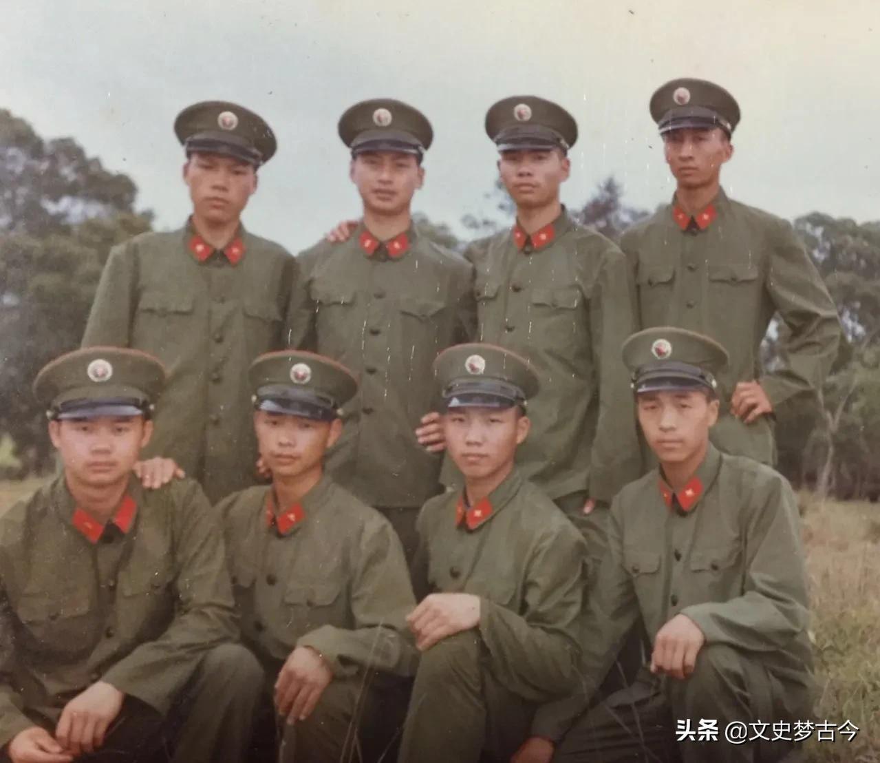 集團軍軍長和省軍區(qū)司令，地位與職責的比較，集團軍軍長與省軍區(qū)司令，地位與職責對比解析