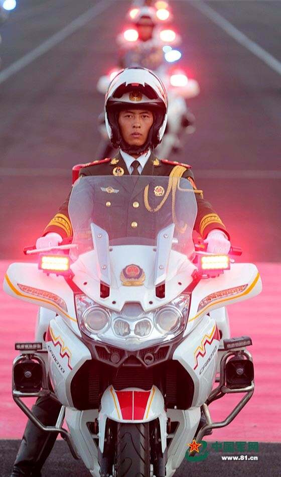 國(guó)賓護(hù)衛(wèi)隊(duì)正步，莊嚴(yán)的步伐，國(guó)家的榮耀，國(guó)賓護(hù)衛(wèi)隊(duì)正步，莊嚴(yán)的步伐彰顯國(guó)家榮耀