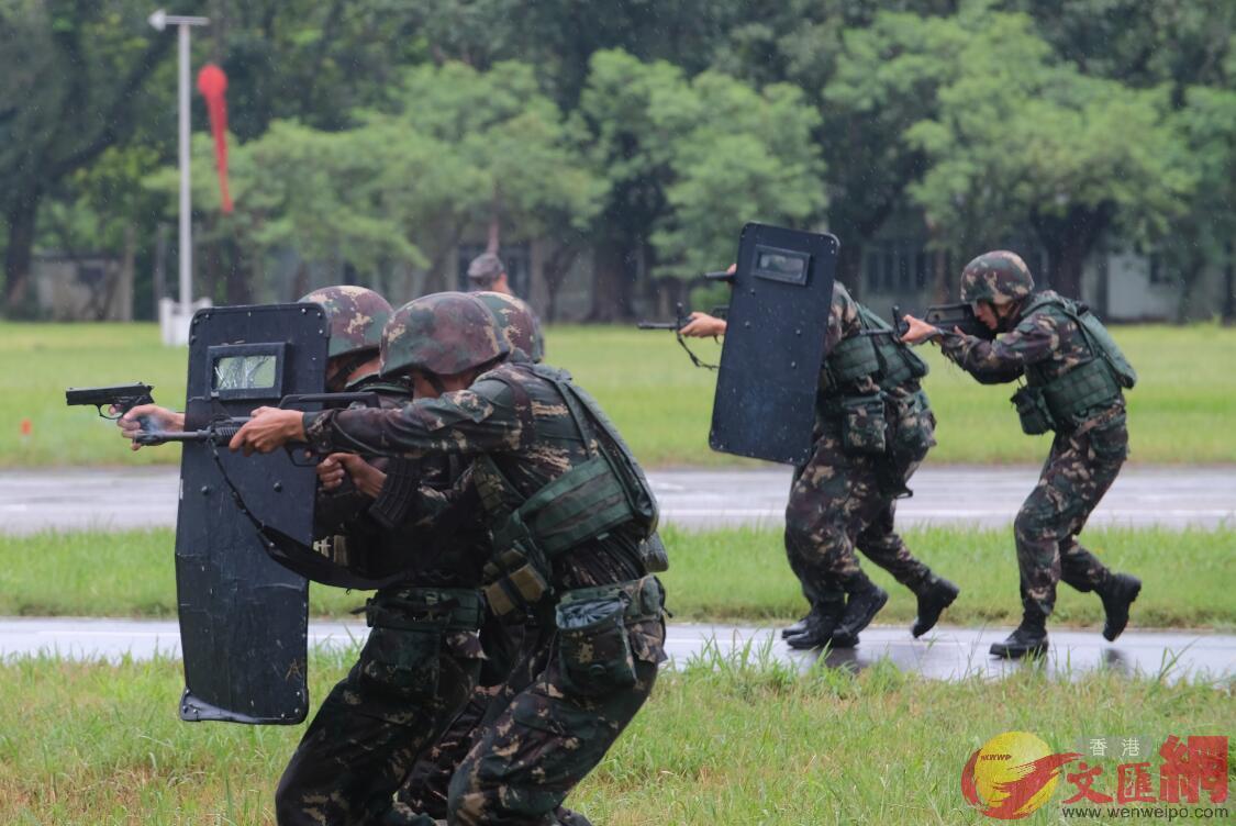 石崗新圍軍營(yíng)開(kāi)放日，展現(xiàn)軍事力量，深化軍民融合，石崗新圍軍營(yíng)開(kāi)放日，展現(xiàn)軍力，深化軍民融合實(shí)踐