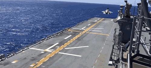 航空母艦，是飛機還是船？解析其獨特的身份與功能，航空母艦，空中的巨翼與海洋的霸主，究竟是何身份？