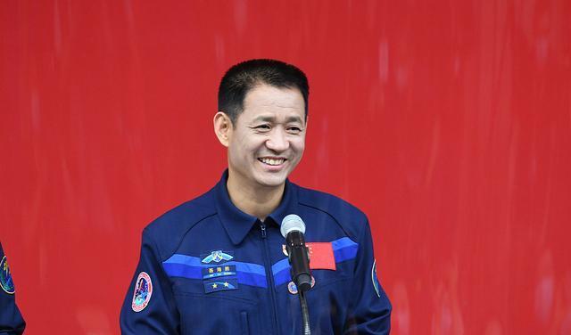 八一勛章個人獎勵，榮譽背后的力量與擔(dān)當(dāng)，八一勛章背后的力量與擔(dān)當(dāng)，榮譽與擔(dān)當(dāng)?shù)碾p重贊歌