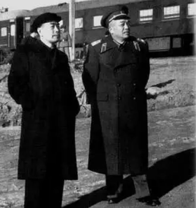 中國(guó)人民志愿軍在司令兼政治委員彭德懷的帶領(lǐng)下，中國(guó)人民志愿軍在彭德懷司令兼政治委員的領(lǐng)導(dǎo)下戰(zhàn)斗紀(jì)實(shí)