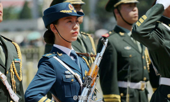 三軍儀仗隊程程，榮耀與擔(dān)當(dāng)?shù)南笳?，三軍儀仗隊程程，榮耀與擔(dān)當(dāng)?shù)牡浞? class=