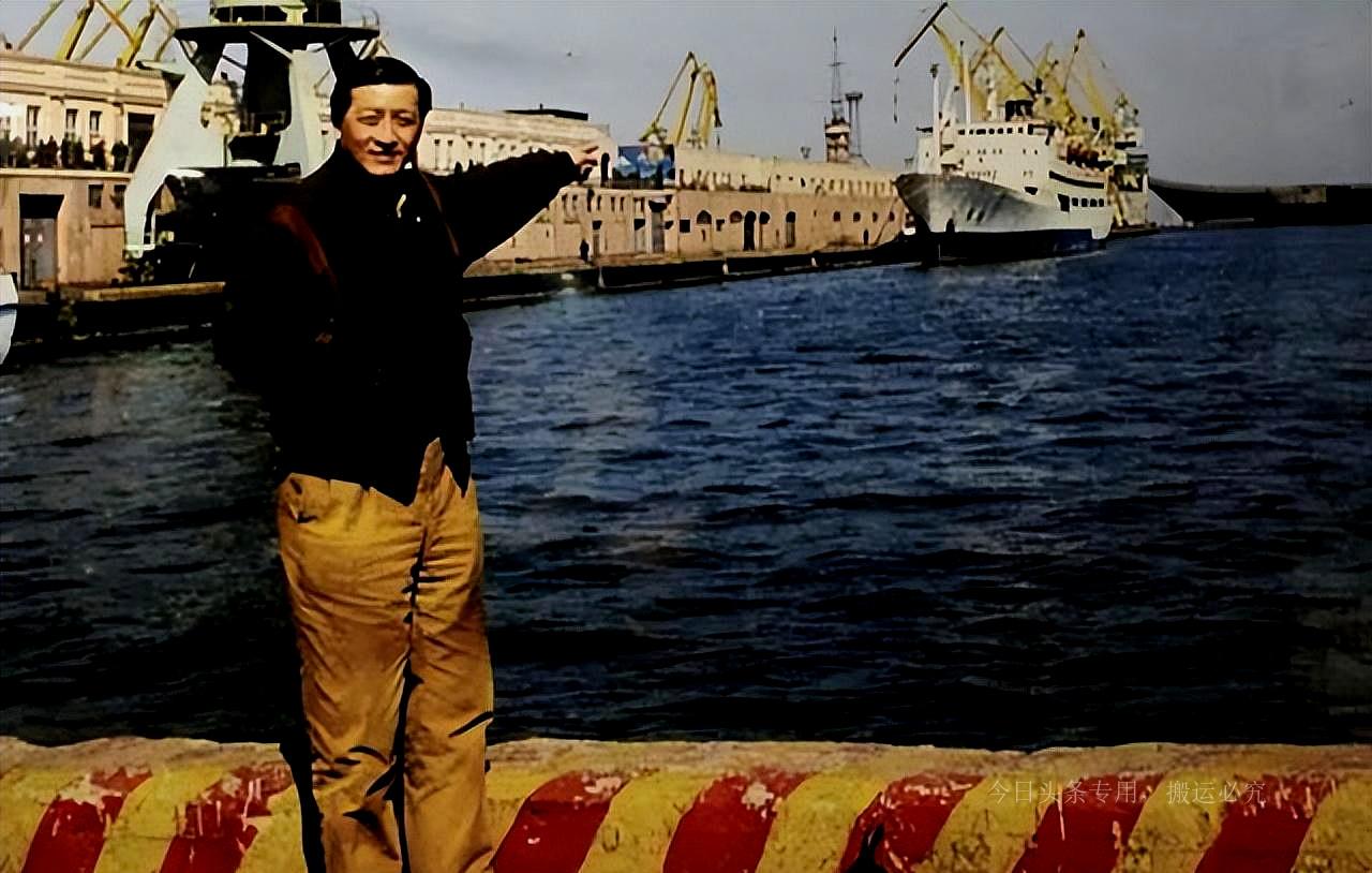 瓦良格號(hào)，一位愛國者的慷慨贈(zèng)禮，獻(xiàn)給祖國的深情厚意，瓦良格號(hào)，愛國者的深情贈(zèng)禮，獻(xiàn)給祖國的榮耀時(shí)刻