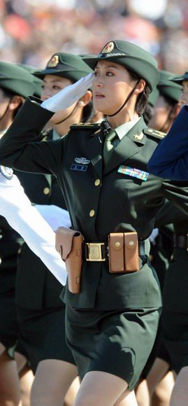 女兵欒馨，堅韌與榮耀的軍旅生涯，女兵欒馨，堅韌之路，榮耀軍旅生涯