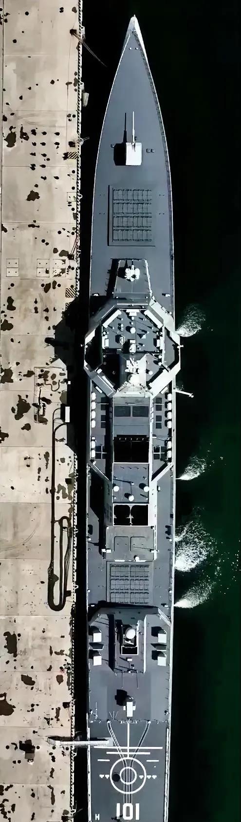 探索中國(guó)海軍的壯麗篇章，揭秘中國(guó)海軍首艘航母殲擊艦遼寧艦的俯瞰視角——以獨(dú)特的俯視圖展現(xiàn)其雄偉風(fēng)采，揭秘中國(guó)海軍首艘航母殲擊艦遼寧艦的壯麗風(fēng)采，俯瞰視角展現(xiàn)雄偉壯觀的海軍力量