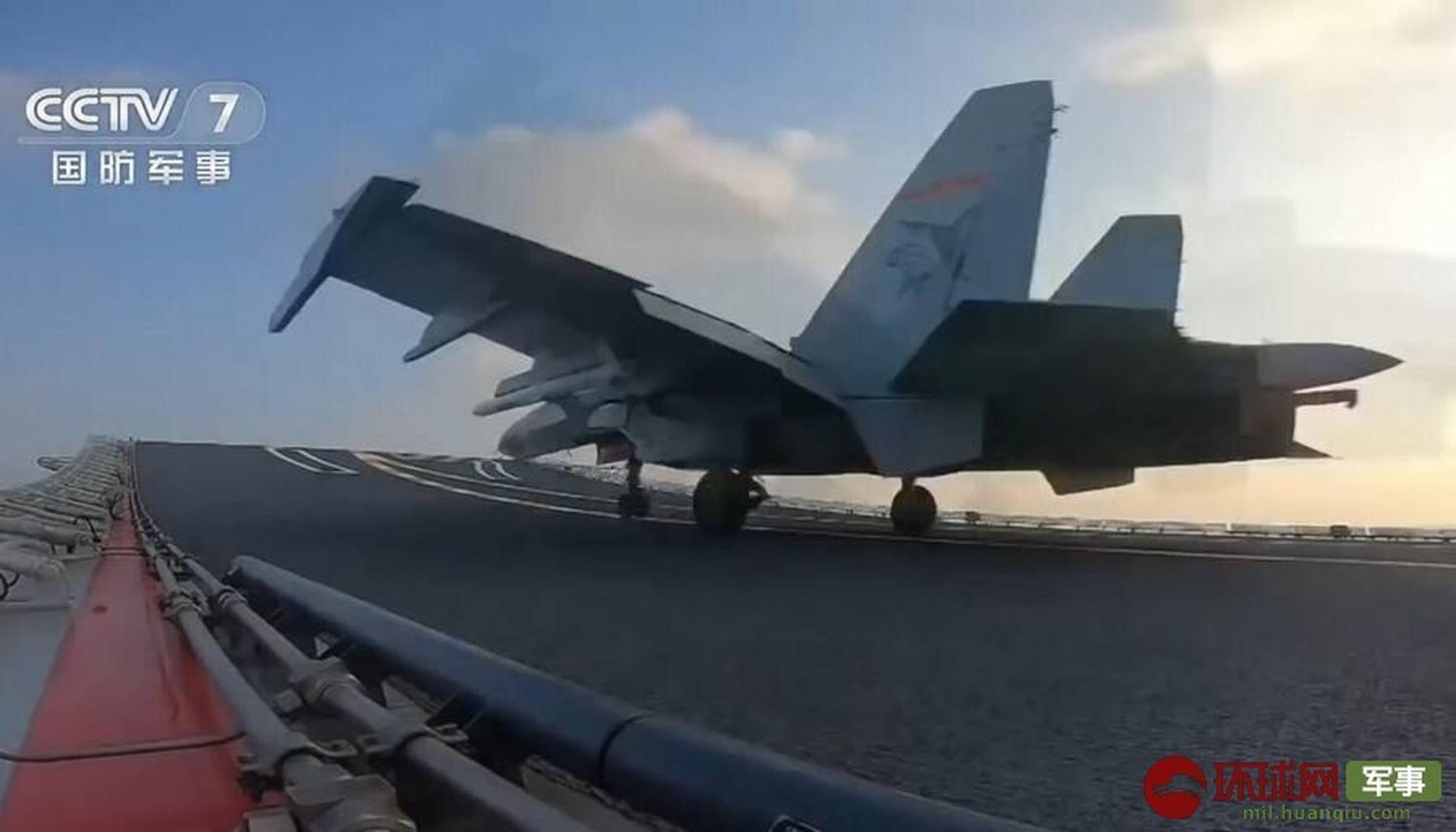殲-15戰(zhàn)機(jī)在山東艦航母起降的輝煌歷程，殲-15戰(zhàn)機(jī)在山東艦航母起降的輝煌歷程揭秘