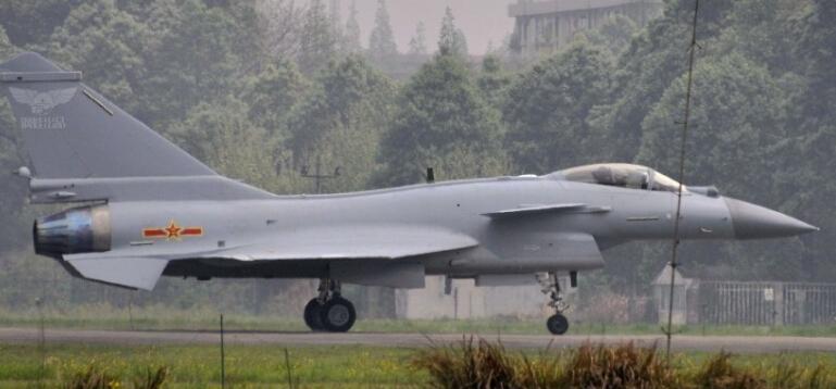 殲-15戰(zhàn)斗機(jī)視頻，揭示強(qiáng)大戰(zhàn)斗能力與先進(jìn)技術(shù)的完美結(jié)合，殲-15戰(zhàn)斗機(jī)展示卓越戰(zhàn)斗能力與尖端技術(shù)融合的視頻揭秘