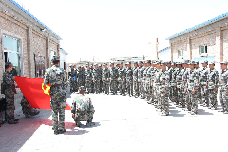 第十七集團(tuán)軍，榮耀與擔(dān)當(dāng)?shù)南笳鳎谑呒瘓F(tuán)軍，榮耀與擔(dān)當(dāng)?shù)膽?zhàn)場(chǎng)標(biāo)志