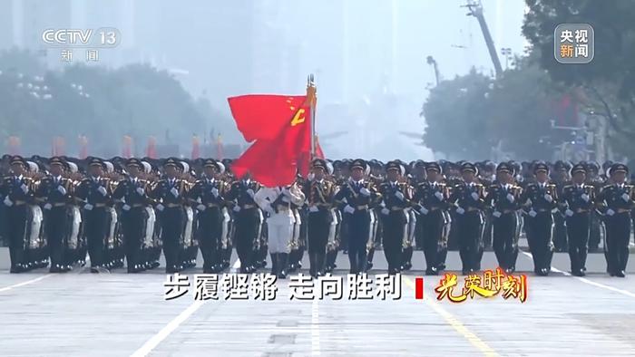 閱兵走過(guò)天安門(mén)，正步步伐與國(guó)威展現(xiàn)，閱兵盛典，正步展現(xiàn)國(guó)威與力量，天安門(mén)下的榮耀瞬間
