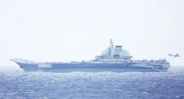 日本海驚現(xiàn)遼寧艦起降殲-15，一次歷史性的自拍，日本海域遼寧艦起降殲-15，歷史性瞬間自拍