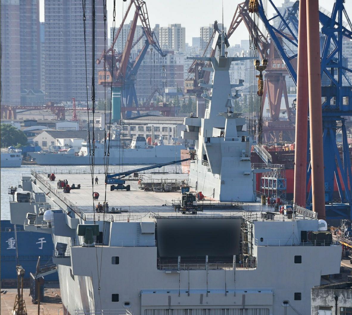 揭秘中國(guó)海軍的驕傲，075型兩棲攻擊艦的長(zhǎng)寬高，中國(guó)海軍的驕傲，揭秘075型兩棲攻擊艦的長(zhǎng)寬高參數(shù)解析