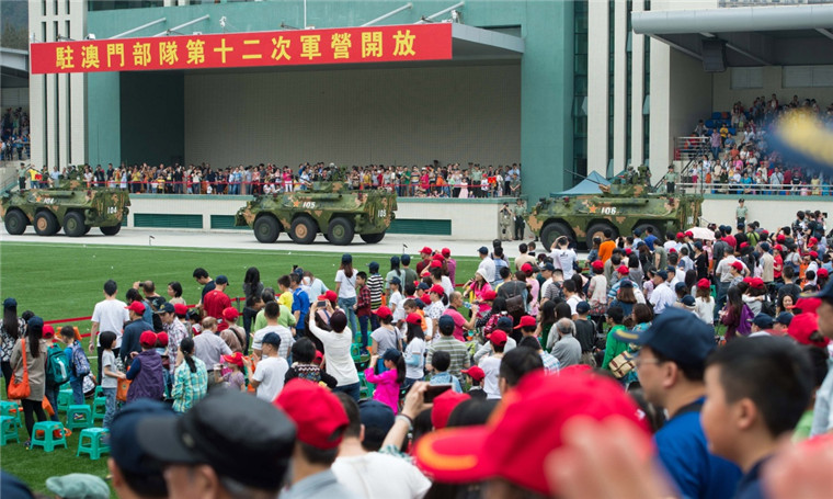 澳門市民觀看國慶閱兵，共同感受國家的繁榮與力量，澳門市民共賞國慶閱兵，共感祖國繁榮力量