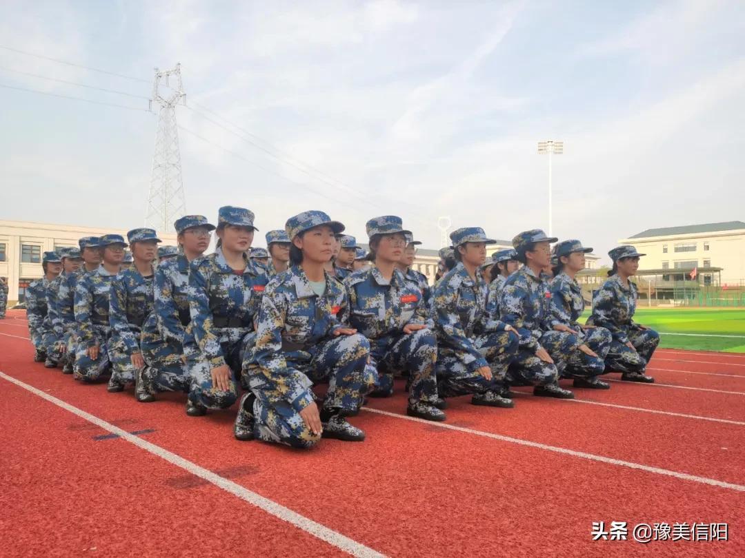 解放軍2021款迷彩服，新時代軍威的象征，解放軍新時代軍威的象征，2021款迷彩服亮相