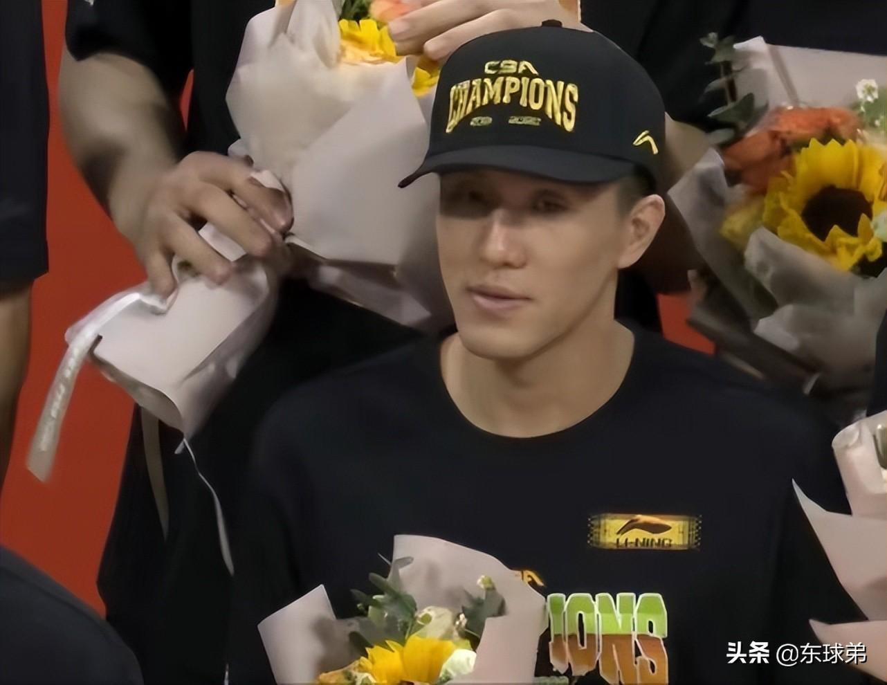 姚明出席賽后發(fā)布會(huì)，籃球巨星的堅(jiān)持與擔(dān)當(dāng)，姚明現(xiàn)身賽場(chǎng)發(fā)布會(huì)，籃球巨星的堅(jiān)持與擔(dān)當(dāng)風(fēng)采