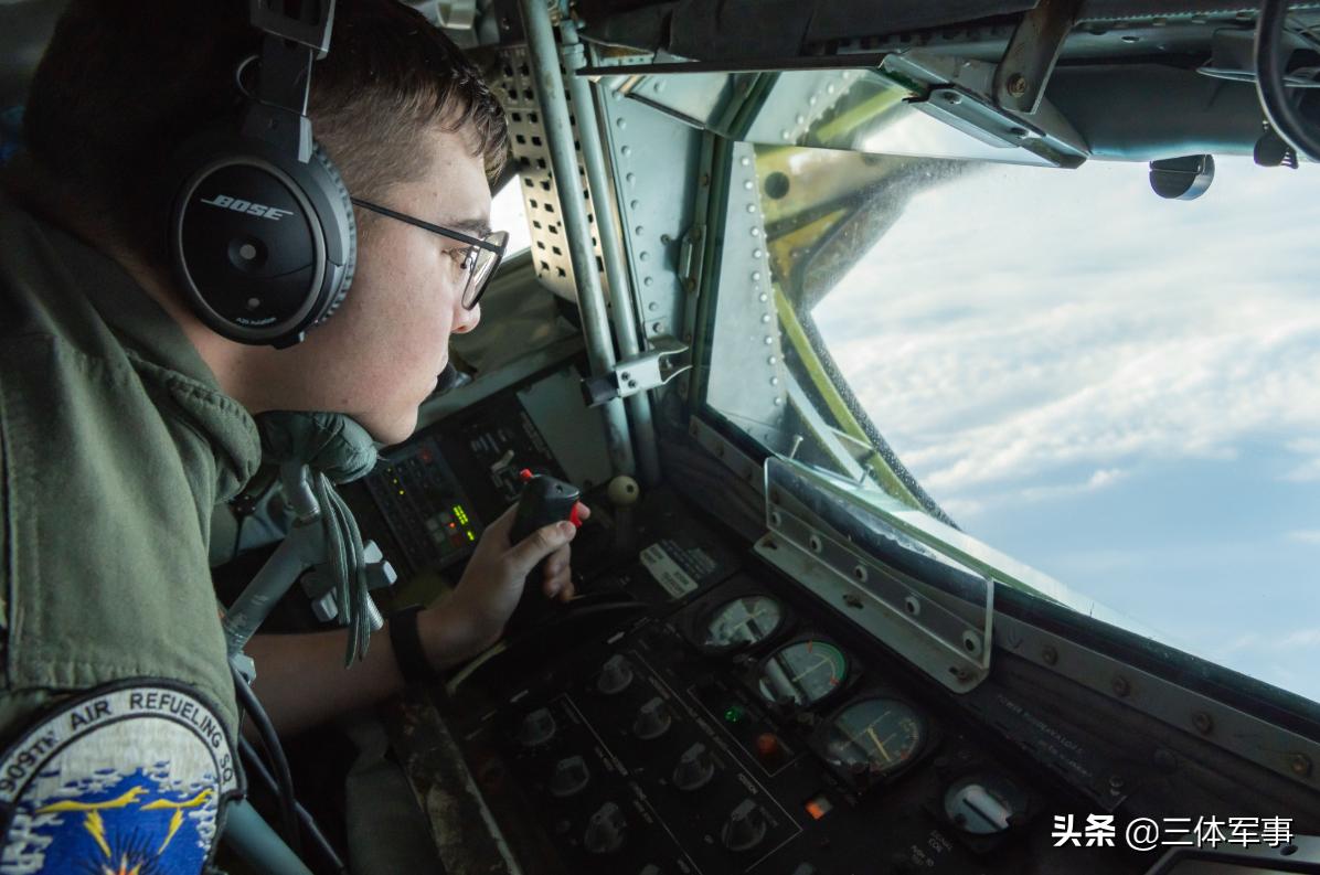 美國轟炸機(jī)現(xiàn)身南海，地區(qū)安全局勢的新挑戰(zhàn)，南海安全局勢面臨新挑戰(zhàn)，美國轟炸機(jī)現(xiàn)身引發(fā)關(guān)注