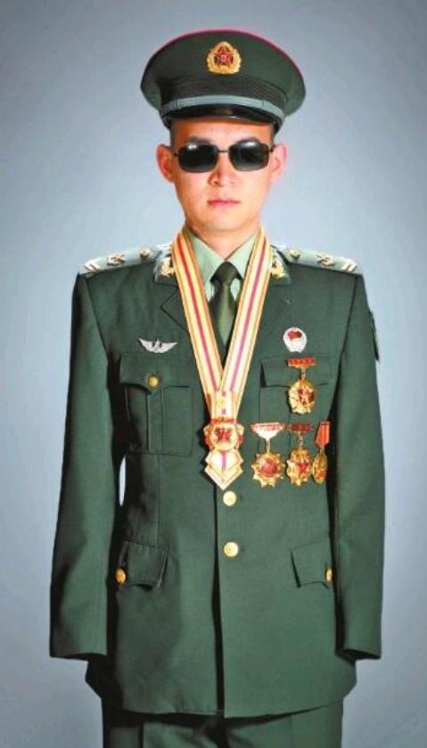 八一勛章與榮譽(yù)稱號(hào)，等級(jí)之辨，八一勛章與榮譽(yù)稱號(hào)，等級(jí)差異解讀