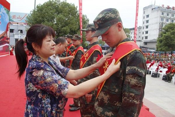 離別開出花，征兵宣傳片中的青春誓言與英雄啟程，征兵宣傳片中的青春誓言與英雄啟程，離別之花綻放之際