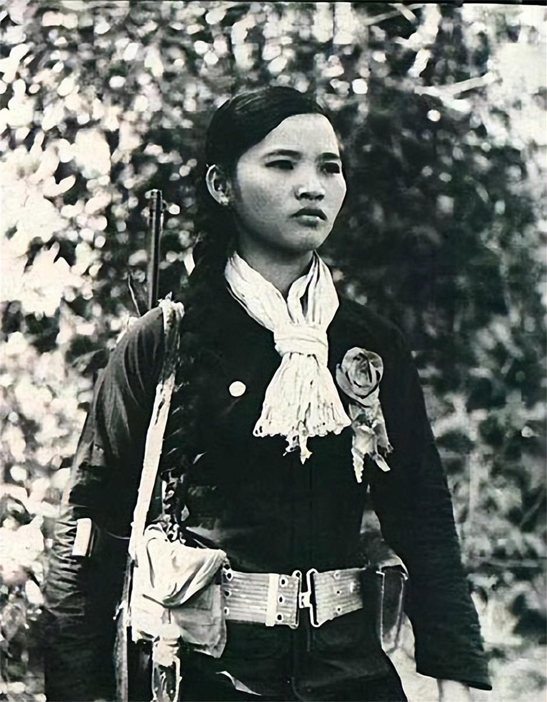 中國女兵在越南，圖片背后的故事與俘虜?shù)恼嫦啵袊谠侥?，圖片背后的故事與俘虜真相揭秘