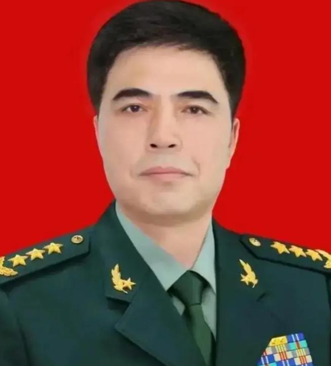 集團軍軍長是中將嗎——關于軍隊職務與軍銜的探討，集團軍軍長軍銜是否為中將，軍隊職務與軍銜深度解析