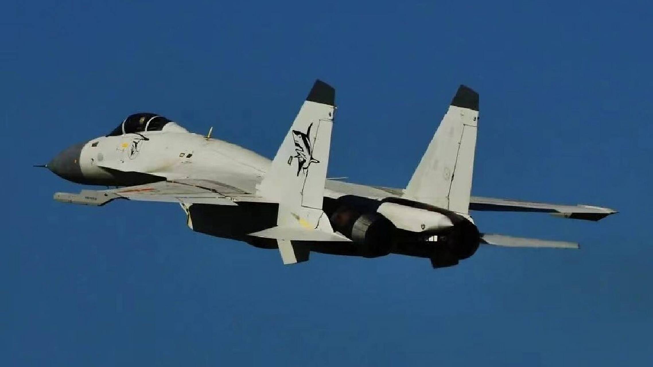 殲-15，唯一在役重型艦載戰(zhàn)斗機(jī)的卓越性能與戰(zhàn)略價值，殲-15重型艦載戰(zhàn)斗機(jī)，卓越性能與戰(zhàn)略價值的體現(xiàn)