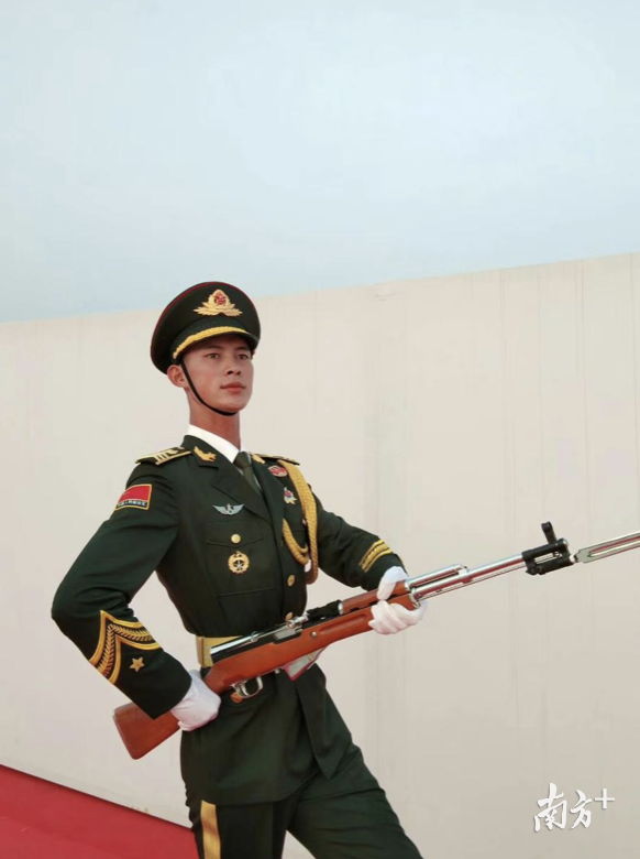 三軍儀仗隊(duì)國旗手