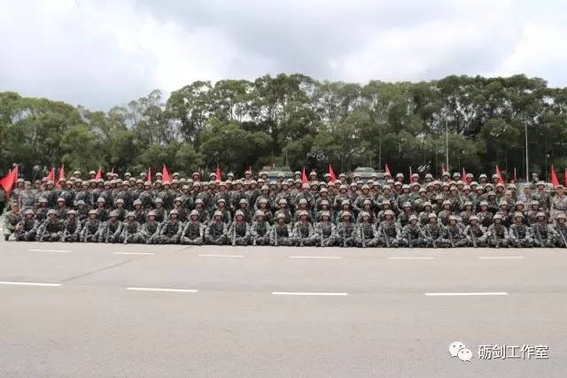 香港回歸二十載閱兵盛典，回顧與致敬，香港回歸二十載閱兵盛典，回顧輝煌歷程，致敬輝煌時(shí)刻