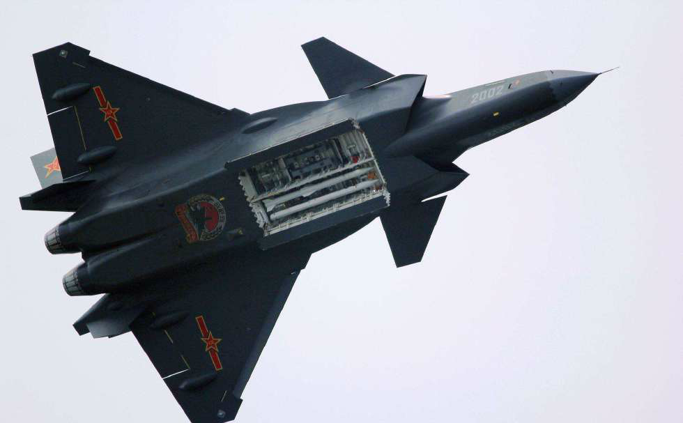 中國(guó)空軍裝備的第4代隱形戰(zhàn)斗機(jī)，新時(shí)代的空中利刃，中國(guó)空軍第四代隱形戰(zhàn)斗機(jī)，新時(shí)代空中利刃亮相世界舞臺(tái)