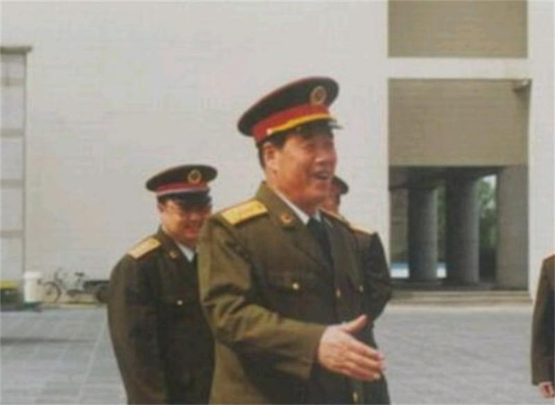 現(xiàn)役最年輕的軍長，青春熱血鑄軍魂，青春熱血鑄就軍魂，現(xiàn)役最年輕的軍長風(fēng)采展露