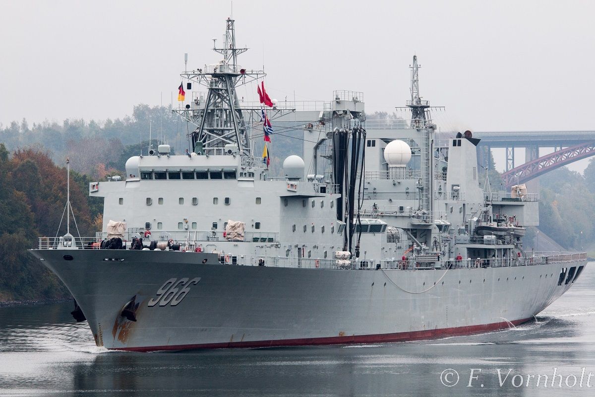 揭秘中國(guó)海軍901型遠(yuǎn)洋補(bǔ)給艦，海上巨無(wú)霸的補(bǔ)給先鋒，揭秘中國(guó)海軍901型遠(yuǎn)洋補(bǔ)給艦，海上巨無(wú)霸的先鋒補(bǔ)給力量