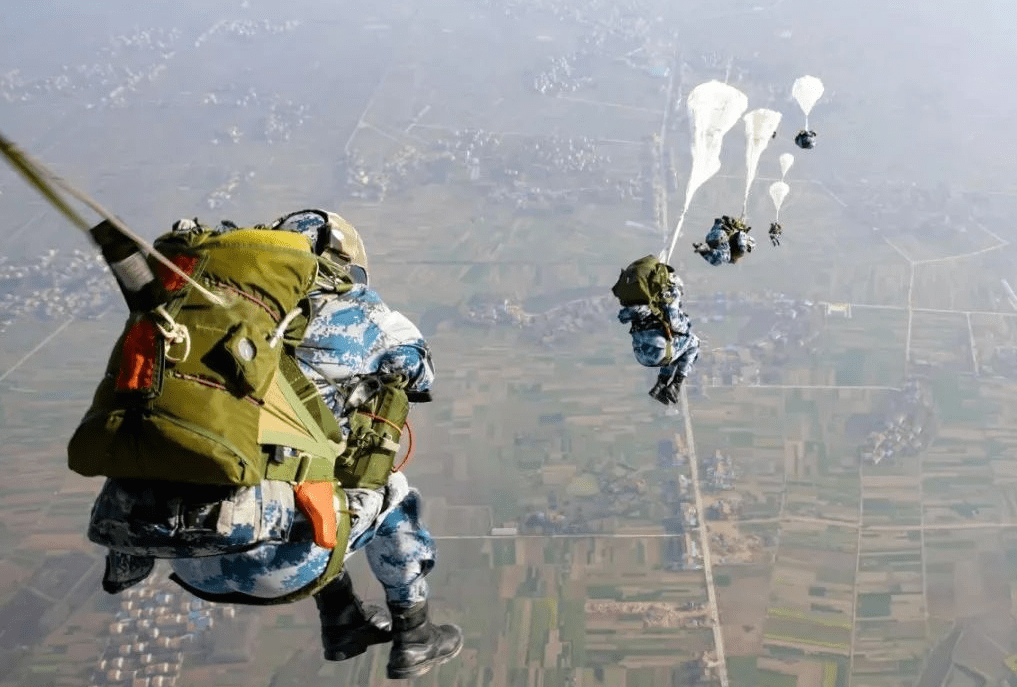空降兵是否屬于陸軍？解析現(xiàn)代軍事體系中的空降兵角色，現(xiàn)代軍事體系中的空降兵角色，是否屬于陸軍？解析與探討