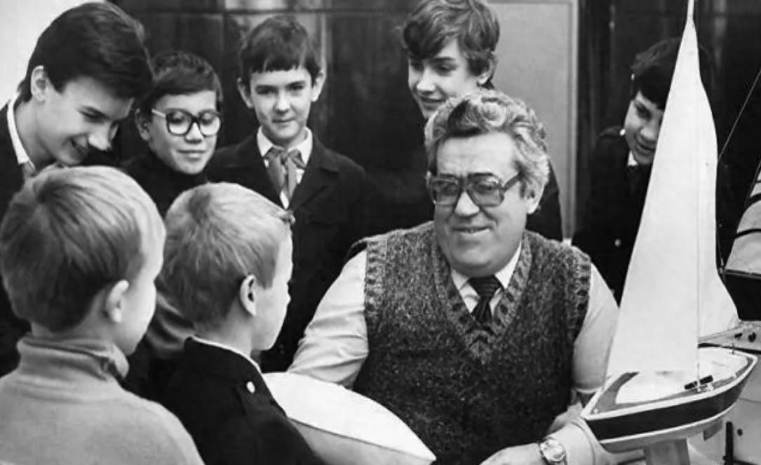 瓦良格號建造時(shí)間，歷史背景與建造過程揭秘，瓦良格號建造歷程，歷史背景、時(shí)間與建造過程全揭秘