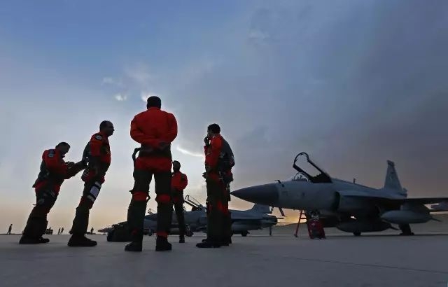 中巴軍演中的梟龍與殲八，一場跨越時空的對決，中巴軍演，梟龍與殲八的時空對決