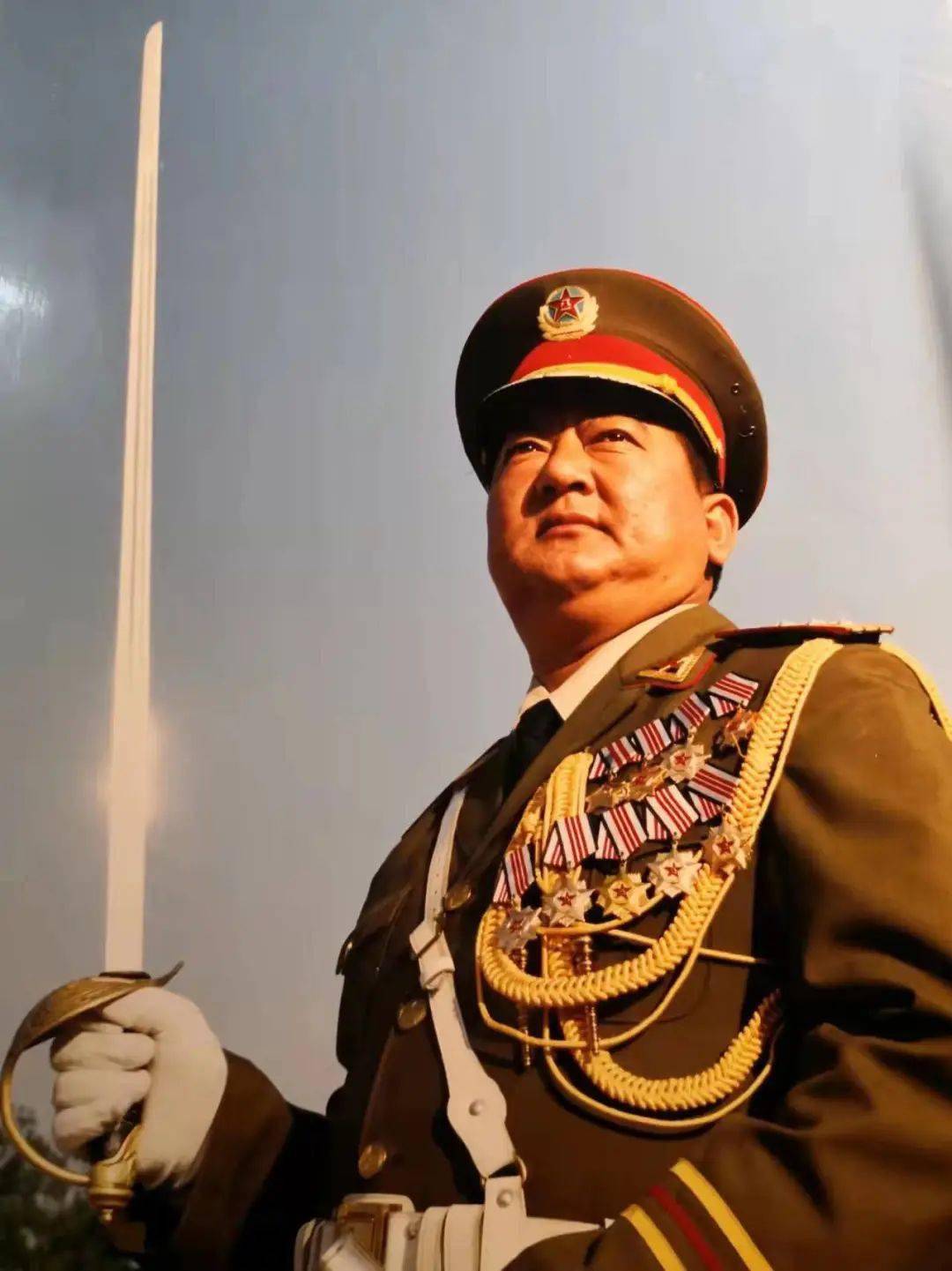 中國(guó)人民三軍儀仗隊(duì)隊(duì)長(zhǎng)，榮耀與擔(dān)當(dāng)?shù)南笳?，中?guó)人民三軍儀仗隊(duì)隊(duì)長(zhǎng)，榮耀與擔(dān)當(dāng)?shù)南笳鳂?biāo)桿