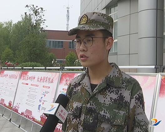 激發(fā)青春熱血，號(hào)召大學(xué)生參軍——我們共同的口號(hào)，青春熱血，大學(xué)生參軍，共同號(hào)召與行動(dòng)