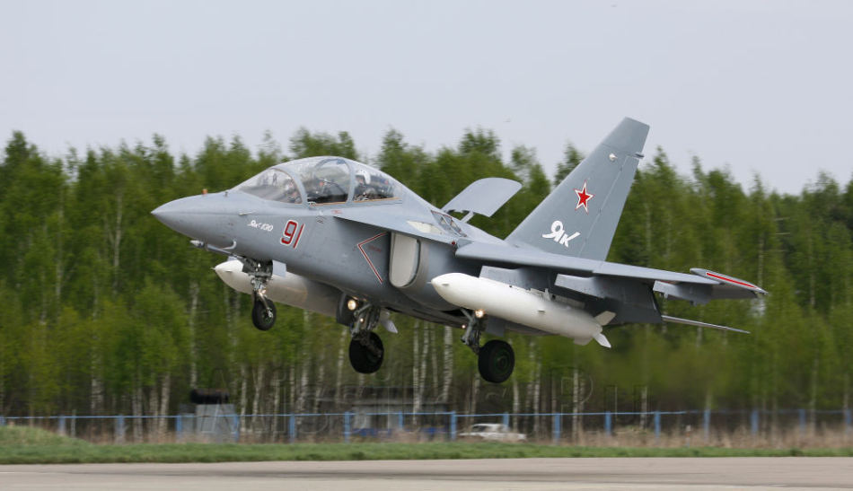 雅克-130戰(zhàn)斗機圖片，歷史、技術(shù)與力量的展現(xiàn)，雅克-130戰(zhàn)斗機，歷史、技術(shù)與力量的完美展現(xiàn)圖片集