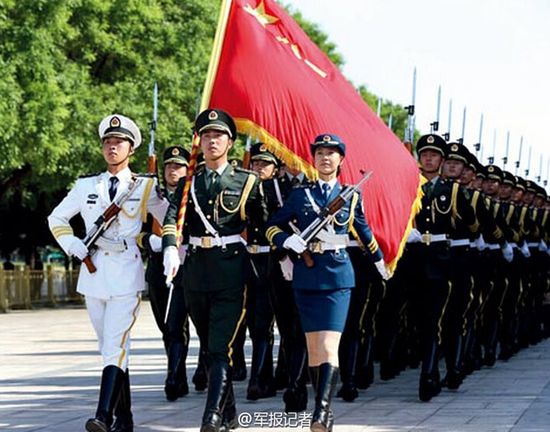 三軍儀仗隊(duì)女兵隊(duì)長(zhǎng)程誠(chéng)的表演藝術(shù)，力量與優(yōu)雅的完美結(jié)合，三軍儀仗隊(duì)女兵隊(duì)長(zhǎng)程誠(chéng)，力量與優(yōu)雅的完美融合表演藝術(shù)