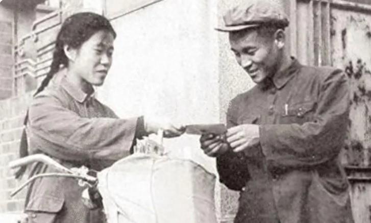 軍艦政委與艦長之間的職責(zé)與地位比較，軍艦政委與艦長，職責(zé)與地位對(duì)比解析