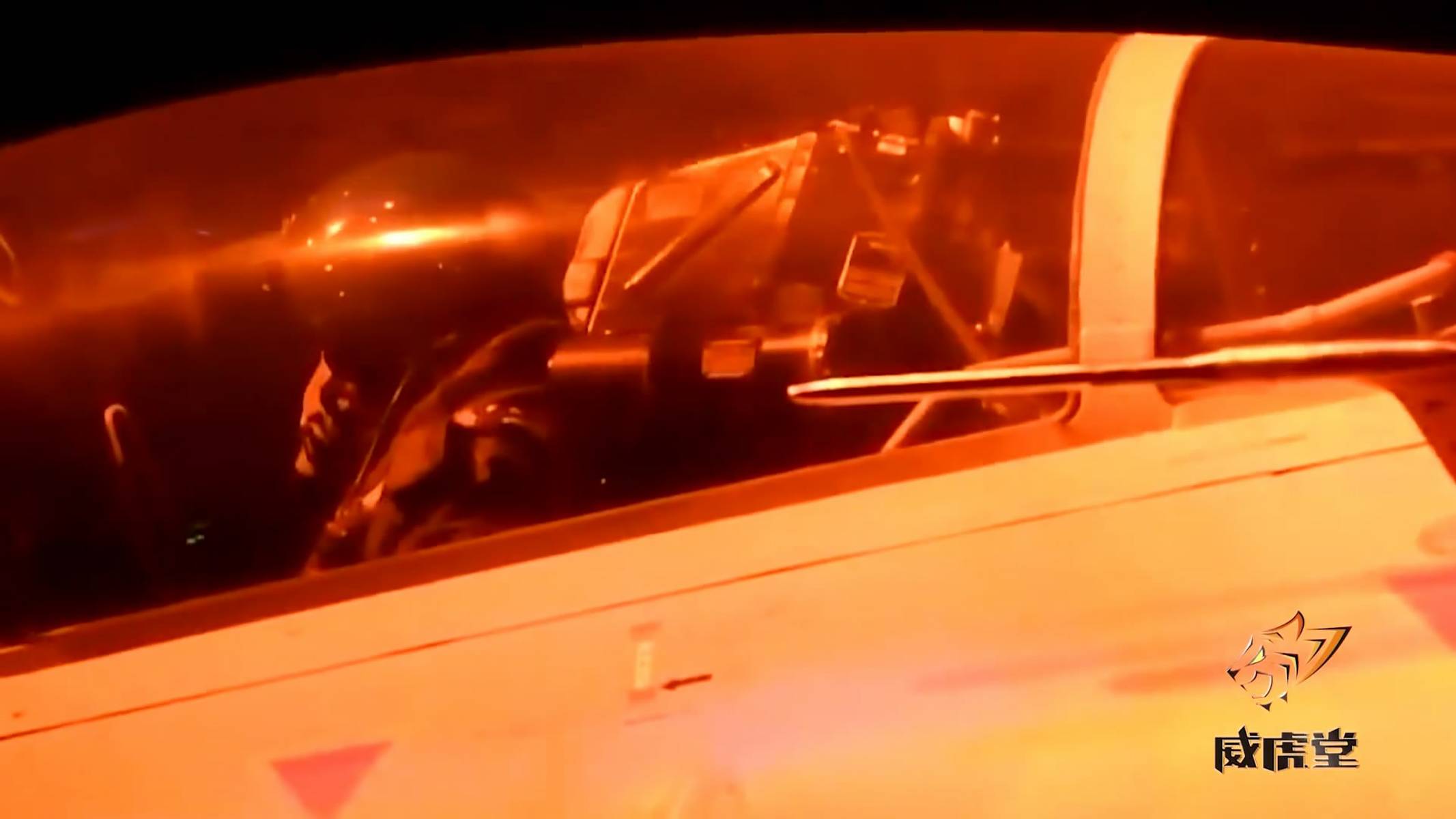 實拍殲-15夜間著艦恐怖12秒，揭秘英勇瞬間的背后故事，揭秘殲-15夜間著艦驚險瞬間，英勇背后的故事曝光