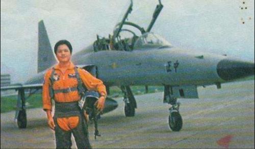 空軍飛行員與他們的伴侶，一個(gè)值得探尋的話題，空軍飛行員與伴侶，探尋真摯情感之旅