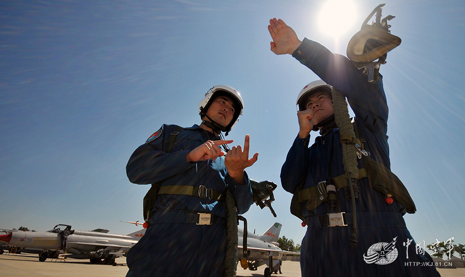 中國空軍男軍人照片，展現(xiàn)英勇無畏與堅毅不屈的精神風貌，中國空軍男軍人英勇風貌，無畏堅毅，展現(xiàn)空軍精神風采