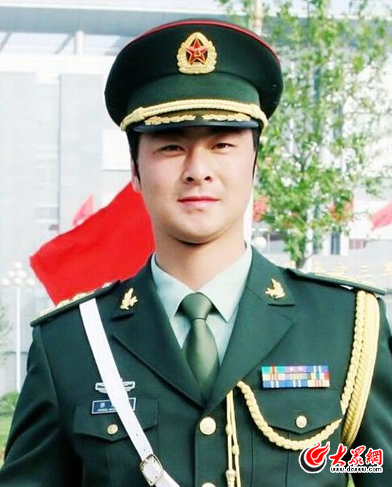 三軍女兵方隊(duì)護(hù)旗手譚艷梅，巾幗英雄的榮耀時(shí)刻，三軍女兵方隊(duì)護(hù)旗手譚艷梅，巾幗榮耀時(shí)刻