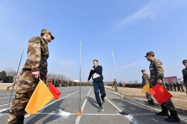 中國(guó)女特種兵霸氣場(chǎng)面，展現(xiàn)無(wú)畏勇氣與堅(jiān)韌力量，中國(guó)女特種兵，無(wú)畏勇氣與堅(jiān)韌力量的震撼場(chǎng)面