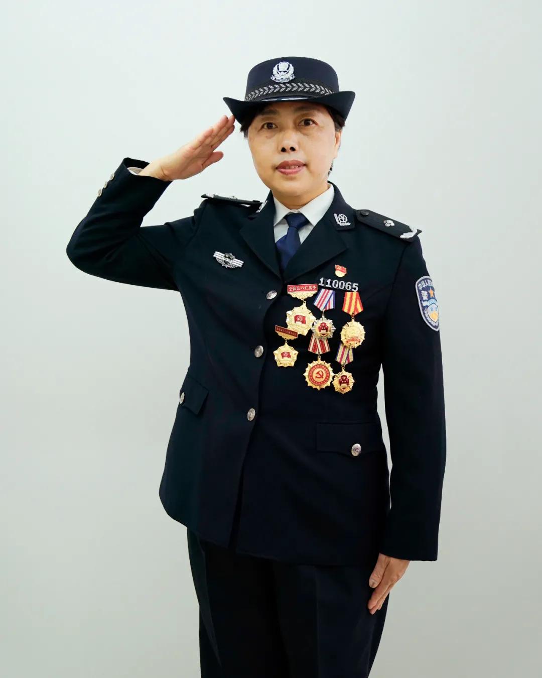 一等功獎(jiǎng)?wù)碌膬r(jià)值無法用金錢衡量，一等功獎(jiǎng)?wù)碌臒o價(jià)榮耀