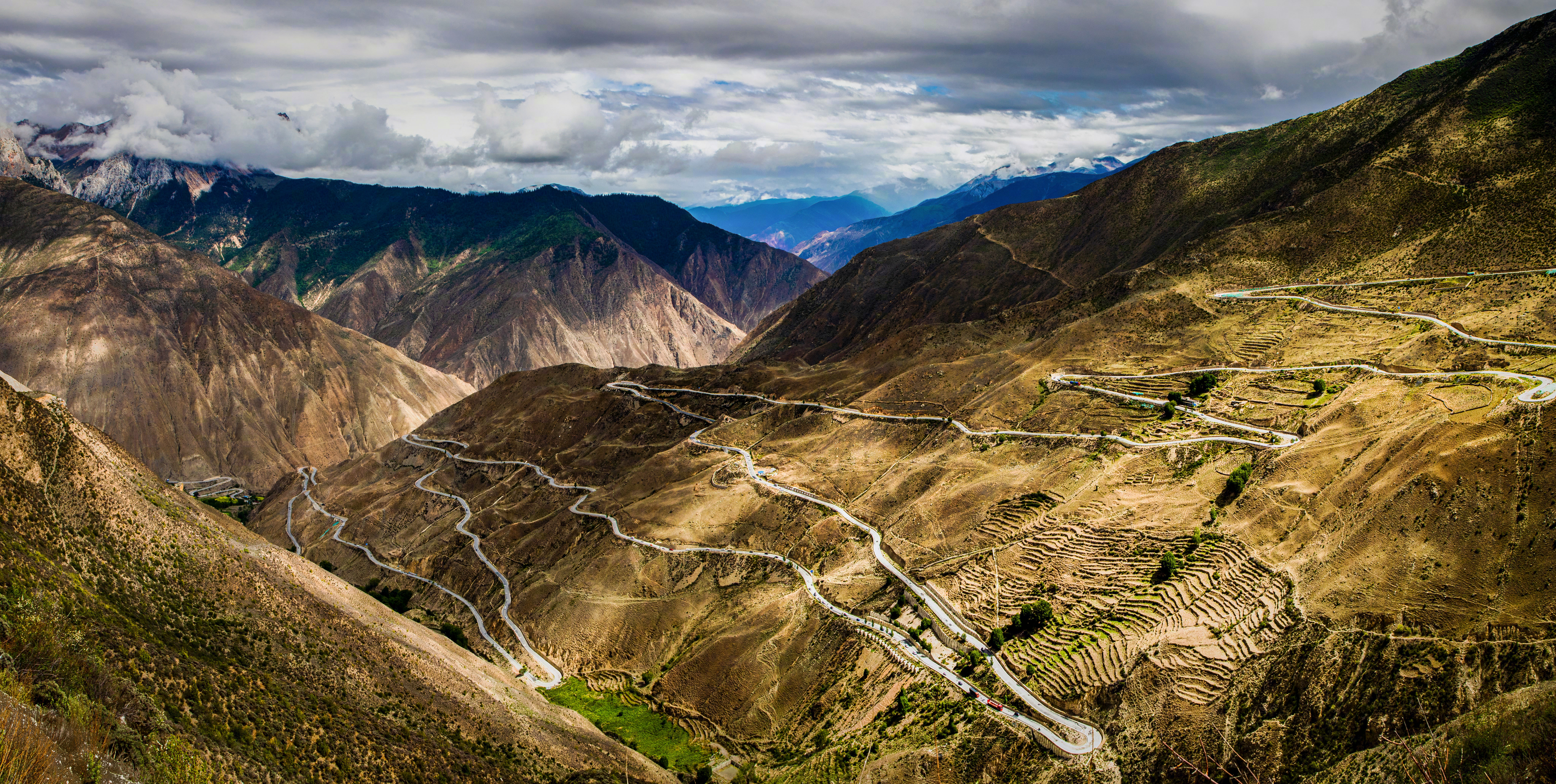 川藏青藏公路通車70周年，回望歷史，展望未來(lái)，川藏青藏公路通車70周年，歷史回望與未來(lái)展望