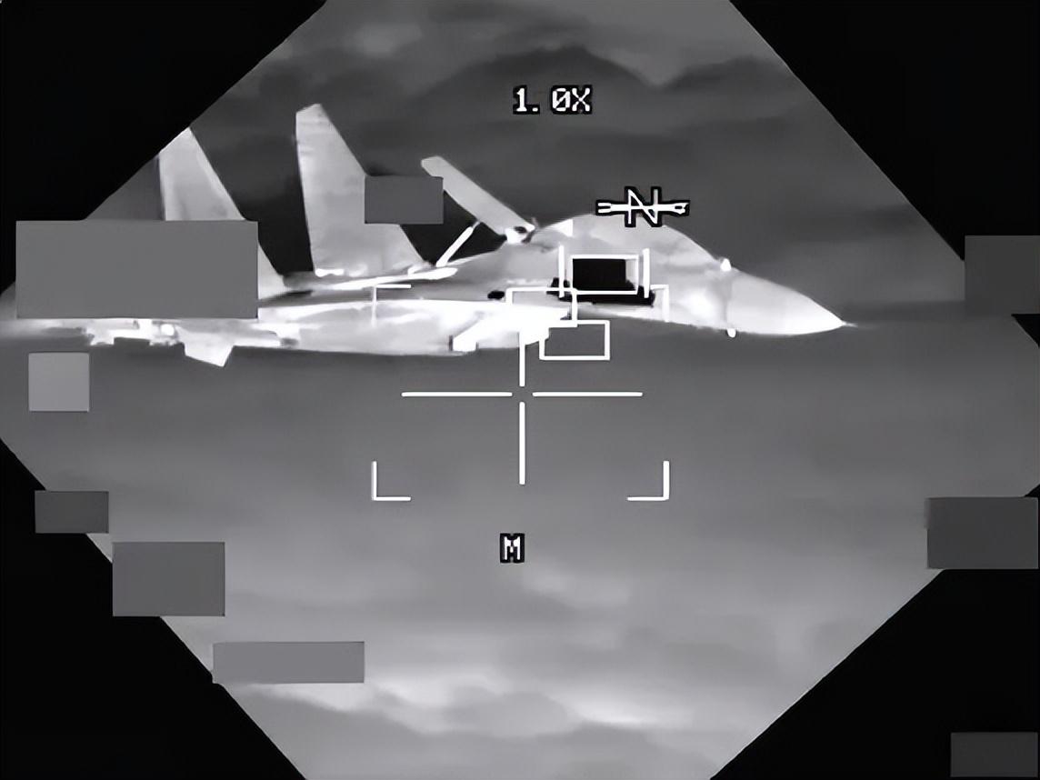 殲-11在南海的英勇攔截，對B-52轟炸機的戰(zhàn)略應對，殲-11南海英勇攔截，戰(zhàn)略應對B-52轟炸機挑戰(zhàn)