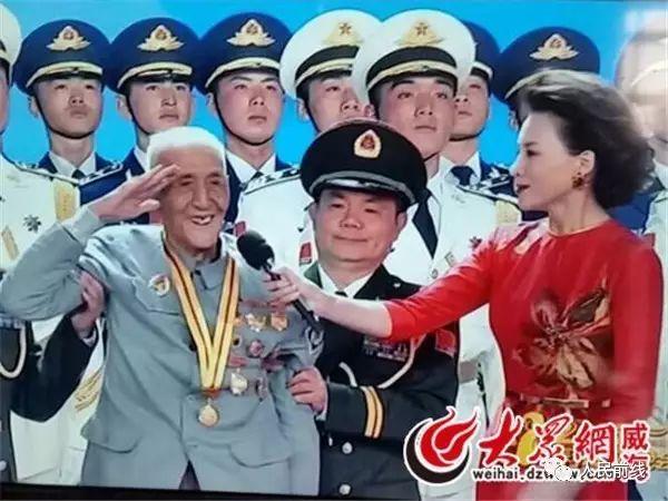 三軍儀仗隊(duì)上春晚，傳統(tǒng)與現(xiàn)代的交融，文化與軍魂的展現(xiàn)，三軍儀仗隊(duì)亮相春晚，傳統(tǒng)與現(xiàn)代交融，文化與軍魂交相輝映